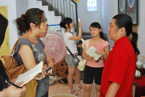 調(diào)研小組采訪刻瓷藝術(shù)大師